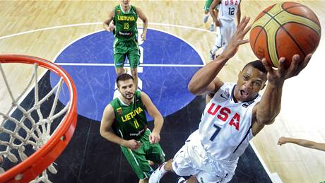 Americký basketbalista Russel Westbrook dává ko v semifinále MS proti Litv.