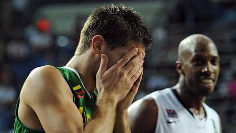 ACH JO! Litevský basketbalista Mantas Kalnietis schovává hlavu v dlaních v semifinále MS proti Spojeným státm.