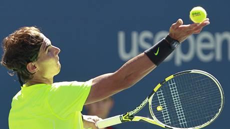 PODÁNÍ JEDNIKY. Svtový hrá íslo 1 Rafael Nadal ze panlska podává v semifinále US Open.