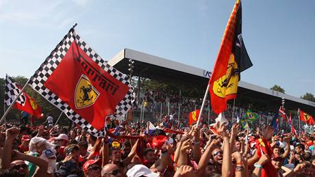 Fanoušci Ferrari po Velké ceně Itálie, kterou vyhrál jejich jezdec Fernando Alonso.