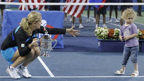 Tenistka Kim Clijstersová k sob volá svou dceru Jadu. V ruce drí trofej pro vítzku US Open.