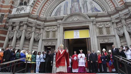 P�ed Westminsterskou katedrálou v Londýn� se shromá�dily davy lidí. P�ijel pape� benedikt XVI. (18. zá�í 2010)