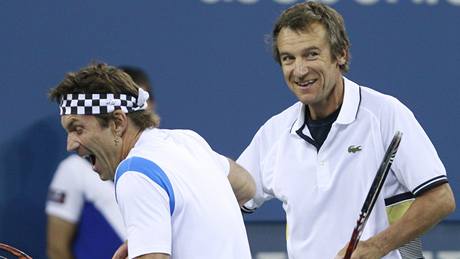 Pat Cash a Mats Wilander p�i exhibici na US Open 2010