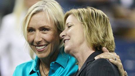 Tenisové legendy Martina Navrátilová (vlevo) a Chris Evertová p�ed zahájením finále US Open 2010