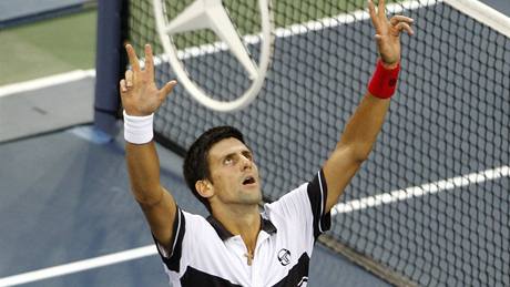 Novak Djokovi slaví postup pes Federera do finále US Open