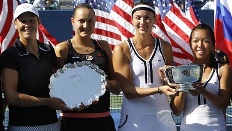 Liezel Huberová a Naa Petrovová (poraené finalistky) a Jaroslava vedovová a Vania Kingová (vítzky) po finále US Open 2010