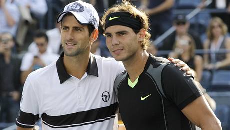 Novak Djokovi (vlevo) a Rafael Nadal ped finále dvouhry mu na US Open 2010