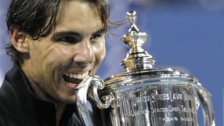 Rafael Nadal s trofejí pro ampiona US Open
