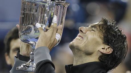 Rafael Nadal s trofejí pro ampiona US Open