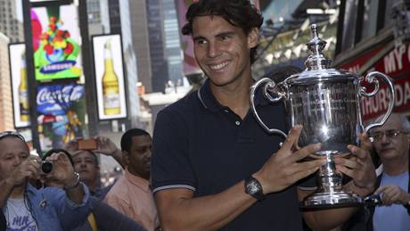 Rafael Nadal ukazuje trofej pro šampiona US Open na newyorském Times Square
