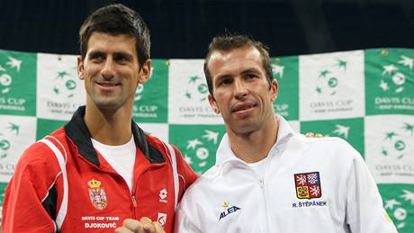 Novak Djokovič (vlevo) a Radek Štěpánek zahájí semifinále Davis Cupu mezi Srbskem a Českem