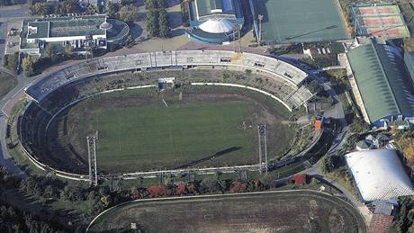 Sportovní areál za Luánkami na leteckém snímku z roku 2007, vpravo tenisové...