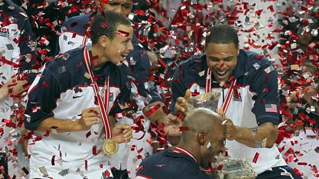 JSME MISTŘI SVĚTA!  Američané slaví s pohárem. amar Odom předává trofej Tysonu Chandlerovi, přihlíží Stephen Curry