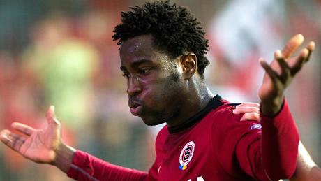 Spar�anský úto�ník Bony Wilfried se raduje ze vst�eleného gólu