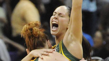 SEATTLE STORM SLAV. Trio nejvtch hvzd zachytil fotograf AP. Sue Birdov skoila do nrue Lauren Jacksonov. Pibh k nim Swin Cashov