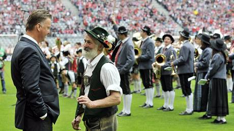 NEOBVYKLÝ ÚSMV. Jindy zachmuený trenér Bayernu Mnichov Louis van Gaal vykouzlil bhem debaty s bavorským hudebníkem na tvái úsmv.