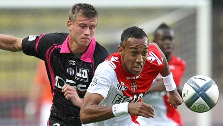 HURÁ ZA MÍ�EM. Pierre-Emerick Aubameyang z Monaka se �ene ze mí�em a uniká Francku Tabanouovi z Toulouse