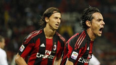 SKÓRUJÍCÍ VETERÁN. Filippo Inzaghi, sedmaticetiletý útoník AC Milán, kií radostí po své brance do sít Catanie.