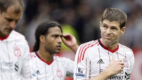 Fotbalisté Liverpoolu v ele s kapitánem Gerrardem (vpravo) proívají jedno z mnoha letoních zklamání. Se zmnou majitele by do klubu mly pijít lepí asy.