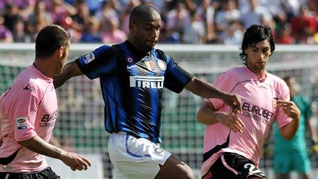 VP�ED! Maicon, obránce Interu Milán (uprost�ed), prochází s mí�em mezi Antoniem Nocerinem (vlevo) a Javierem Pastorem z Palerma