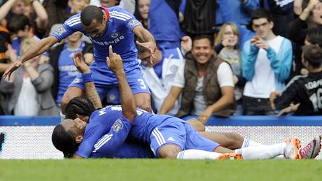 Fotbalisté Chelsea se radují z gólu, který vstelil Didier Drogba (dole)