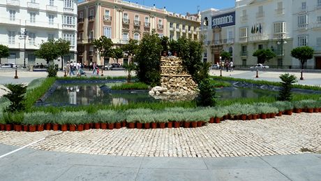 Plaza de San Antonio. Sezonní umle vytvoená fontánka na krásném námstí