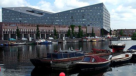 Obytný d�m Whale (Velryba) od architekta Fritse van Dongena zahrnuje krom� byt� k pronájmu také sociální bydlení a kancelá�e 