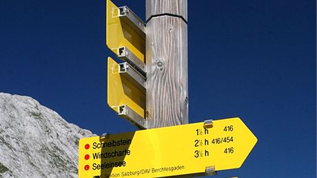Typické alpské rozcestníky udávají obtížnost a číslo trasy a vzdálenost v časových jednotkách