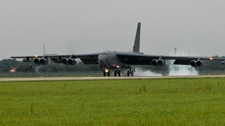 Americký bombardér B-52 pistává na ostravském letiti