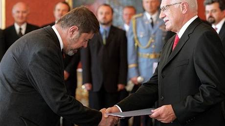 Ministr kultury Martin tpánek pebírá 4. záí 2006 dekret od prezidenta.