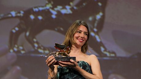 Re�isérka Sofie Coppolová se Zlatým lvem za film Somewhere (Benátky, 11. zá�í 2010)