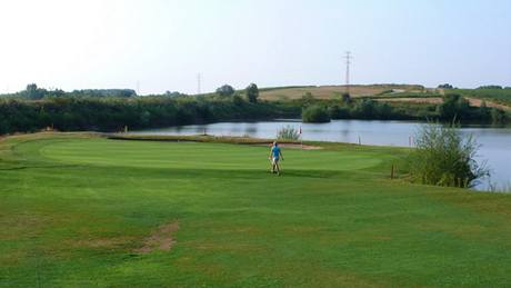 I takové malebné nástrahy ekají na golfisty ve Staré Boleslavi.