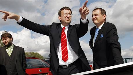 Námstek Ivo Toman a ministr dopravy Vít Bárta (vpravo) na kiovatce u Opatovic nad Labem.