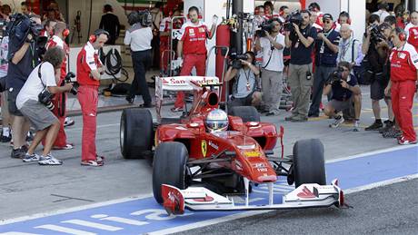 Fernando Alonso s Ferrari vyráí na tra tréninku GP Itálie F1.
