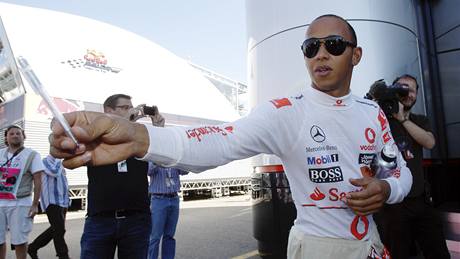 TAK SI VEMTE TU TUKU! Lewis Hamilton ped prvním tréninkem GP Itálie.