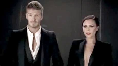 Reklama na nový parfém - z výtahu u David Beckham vystupuje bez motýlka