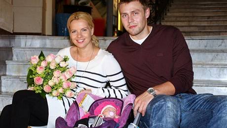 Kate�ina Kristelová a její man�el Martin T�ma si odvá�ejí z porodnice dceru...
