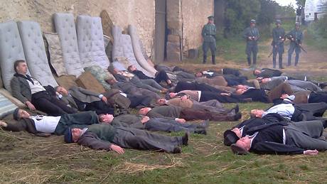 Natáení snímku Lidice, jeho se zúastnil i liberecký primátor Jií Kittner. Fotografie je ze scény hromadné popravy obyvatel obce.