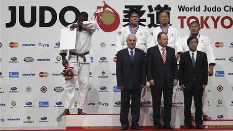 TA MLA BÝT FRANCOUZSKÁ. Francouzský judista Teddy Riner pi japonské hymn plakal.