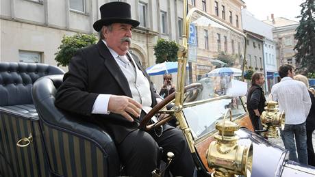 Sbratel veterán Jií Kratochvíl z Oldtimer club Helftýn s vozem Panhard...