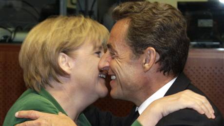 Francouzský prezident Nicolas Sarkozy s nmeckou kanclékou Angelou Merkelovou na summitu EU v Bruselu (16. záí 2010) 