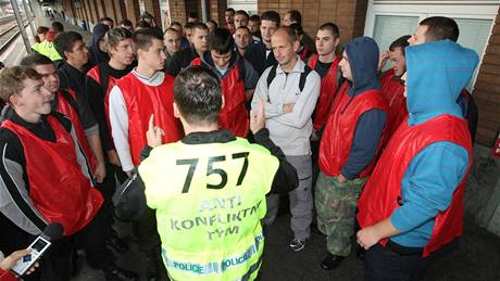 Nov vytvoená krajská policejní poádková jednotka dnes cviila v ulicích Olomouce a také na Androv stadionu i v okolí zásah proti chuligánm.
