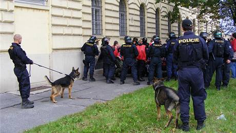 Nov vytvoená krajská policejní poádková jednotka dnes cviila v ulicích Olomouce a také na Androv stadionu i v okolí zásah proti chuligánm.