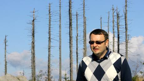 Ministr �ivotního prost�edí Pavel Drobil si p�ijel prohlédnout k�rovcem poni�enou �umavu