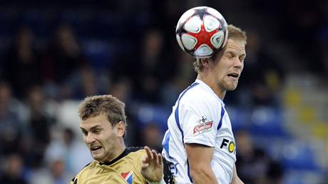 Radim ezník (vlevo) z Baníku Ostrava prohrál hlavikový souboj s Radkem Dejmkem z Liberce