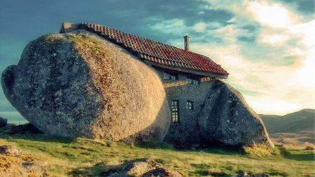 Kamenný d�m Casa do Penedo se opírá o dva ob�í balvany