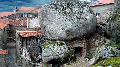Starobylé msteko Monsanto v Portugalsku je známé stavbami z kamene