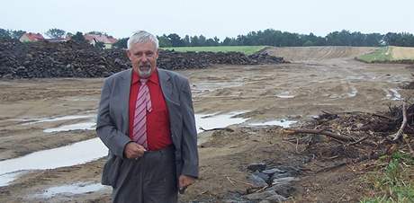 Josef Bezecný u svých pozemk na Táborsku, které jsou zapotebí  pro výstavbu dálnice D3