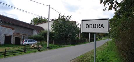 Obec Obora, kde zuí sousedské spory