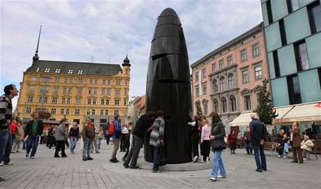 estimetrové hodiny z erné uly ve tvaru nábojnice jsou novou dominantou brnnského námstí Svobody.